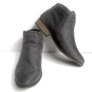 🌺NEW‼️GRAY VEGAN FAUX SUEDE GRAY ZIPPERED ANKLE BOOTS BOOTIES SZ.39 NWOT